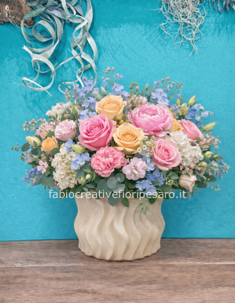 Composizione Floreale in Vaso – Rose e Fiori di Stagione 🌸🌹