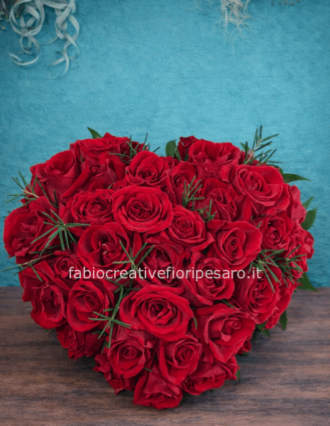 Composizione Cuore di Rose Rosse – Amore che Prende Forma ❤️🌹